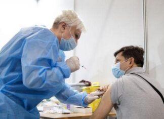 Украинцам заплатят за бустерную вакцинацию