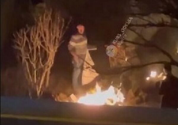 На территории Генконсульства России в Одессе сжигают документы (видео) На территории Генконсульства России в Одессе сжигают документы (видео)