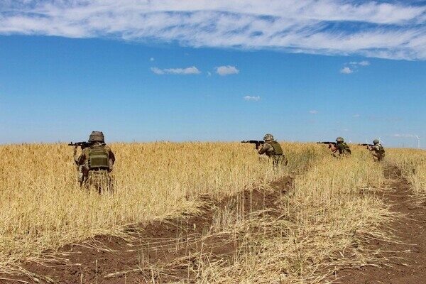 Одесские морпехи осваивают британские бронемашины Мastіff Одесские морпехи осваивают британские бронемашины Мastіff
