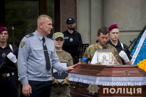 В Одессе простились с полицейским, который погиб на фронте В Одессе простились с полицейским, который погиб на фронте