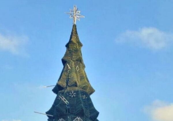 На Дерибасовской установили новогоднюю елку и праздничные фигуры На Дерибасовской установили новогоднюю елку и праздничные фигуры