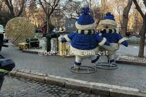 На Дерибасовской установили новогоднюю елку и праздничные фигуры На Дерибасовской установили новогоднюю елку и праздничные фигуры