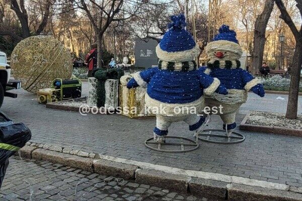 На Дерибасовской установили новогоднюю елку и праздничные фигуры На Дерибасовской установили новогоднюю елку и праздничные фигуры