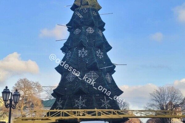 На Дерибасовской установили новогоднюю елку и праздничные фигуры На Дерибасовской установили новогоднюю елку и праздничные фигуры
