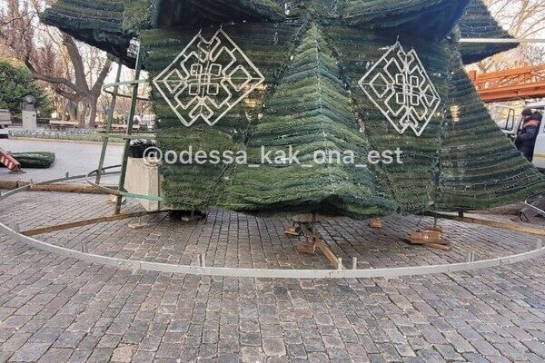 На Дерибасовской установили новогоднюю елку и праздничные фигуры На Дерибасовской установили новогоднюю елку и праздничные фигуры