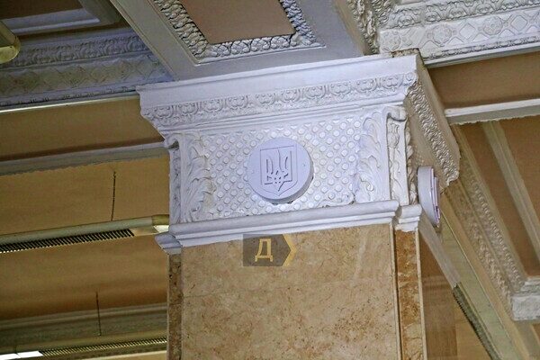 На одесском железнодорожном вокзале избавились от коммунистических символов На одесском железнодорожном вокзале избавились от коммунистических символов