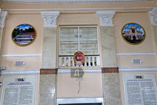 На одесском железнодорожном вокзале избавились от коммунистических символов На одесском железнодорожном вокзале избавились от коммунистических символов