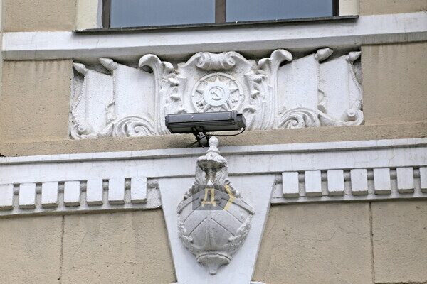 На одесском железнодорожном вокзале избавились от коммунистических символов На одесском железнодорожном вокзале избавились от коммунистических символов