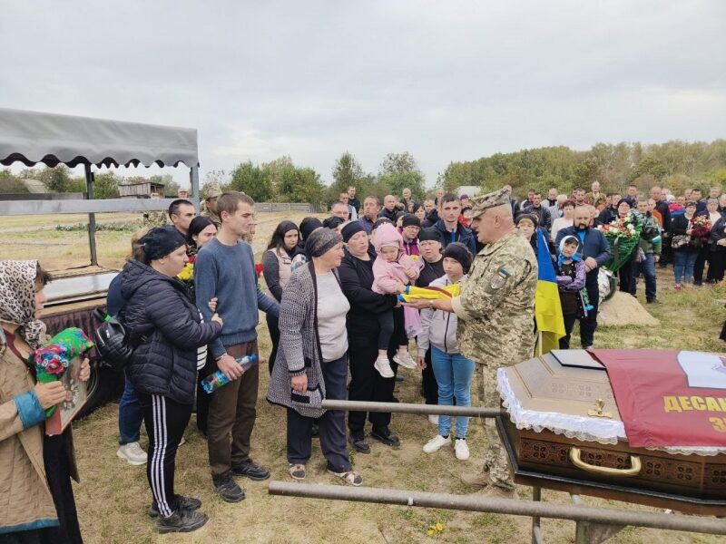 Осиротіли дві донечки: на Донеччині поліг десантник з Чернігівщини
