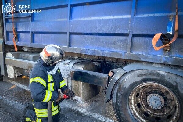 На трассе Одесса – Киев загорелся грузовик с зерном На трассе Одесса – Киев загорелся грузовик с зерном