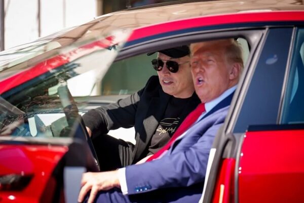 Трамп заявил, что протестующих против Tesla ждет «ад» Трамп заявил, что протестующих против Tesla ждет «ад»