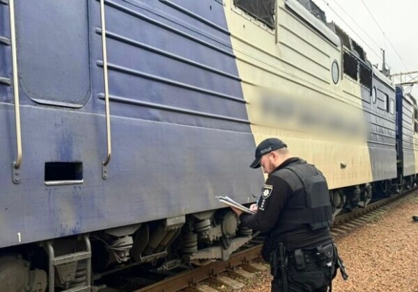 Лежал на путях: в Одессе поезд наехал на мужчину